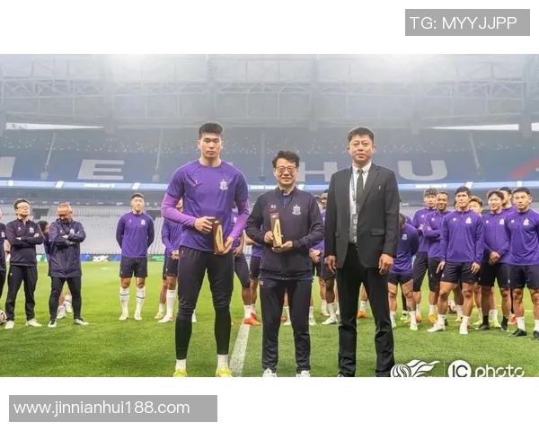 武汉三镇新任主帅莫拉致辞感谢信任将以尊重责任与雄心迎接挑战