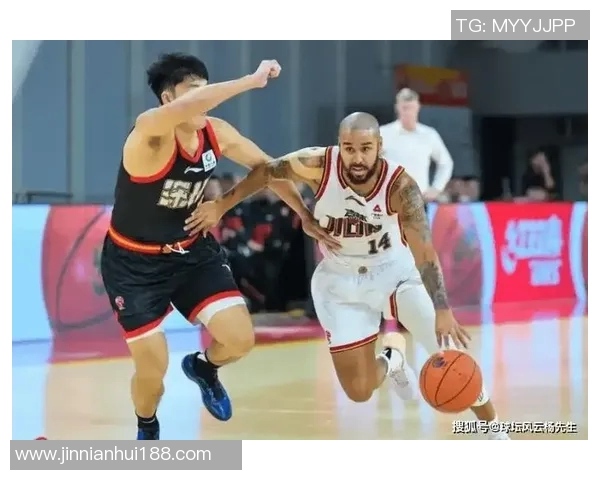 深圳外援史密斯半场表现抢眼四记三分助球队争胜